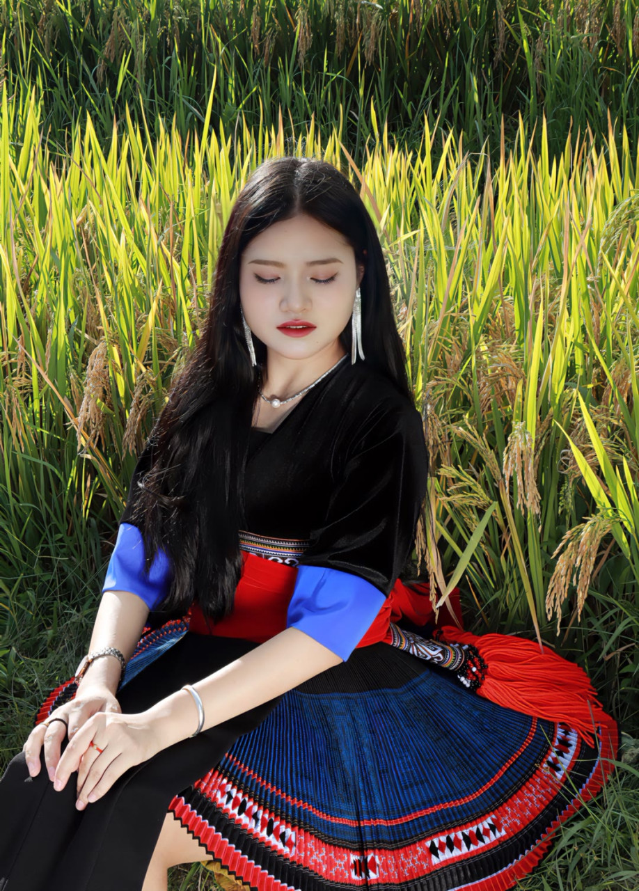 单身的苗族小姐姐# 在云南边陲的一个山村里,生活着一位名叫小芳的