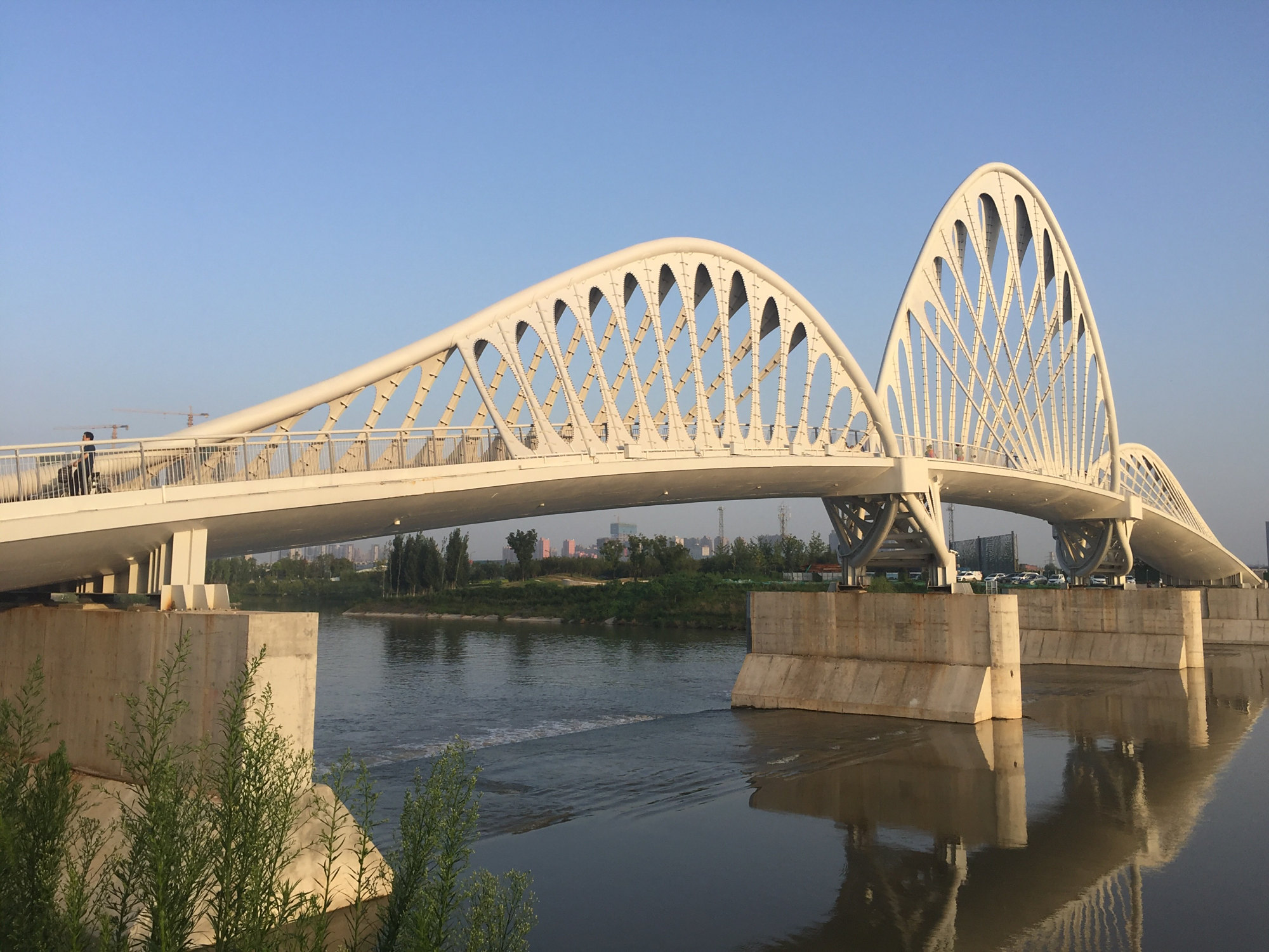 西安沣河桥上又添一网红桥与玻璃桥遥相呼应,景色独具特色