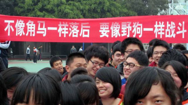 距离高考还有一个月,快来欣赏下那些励志的高考横幅!