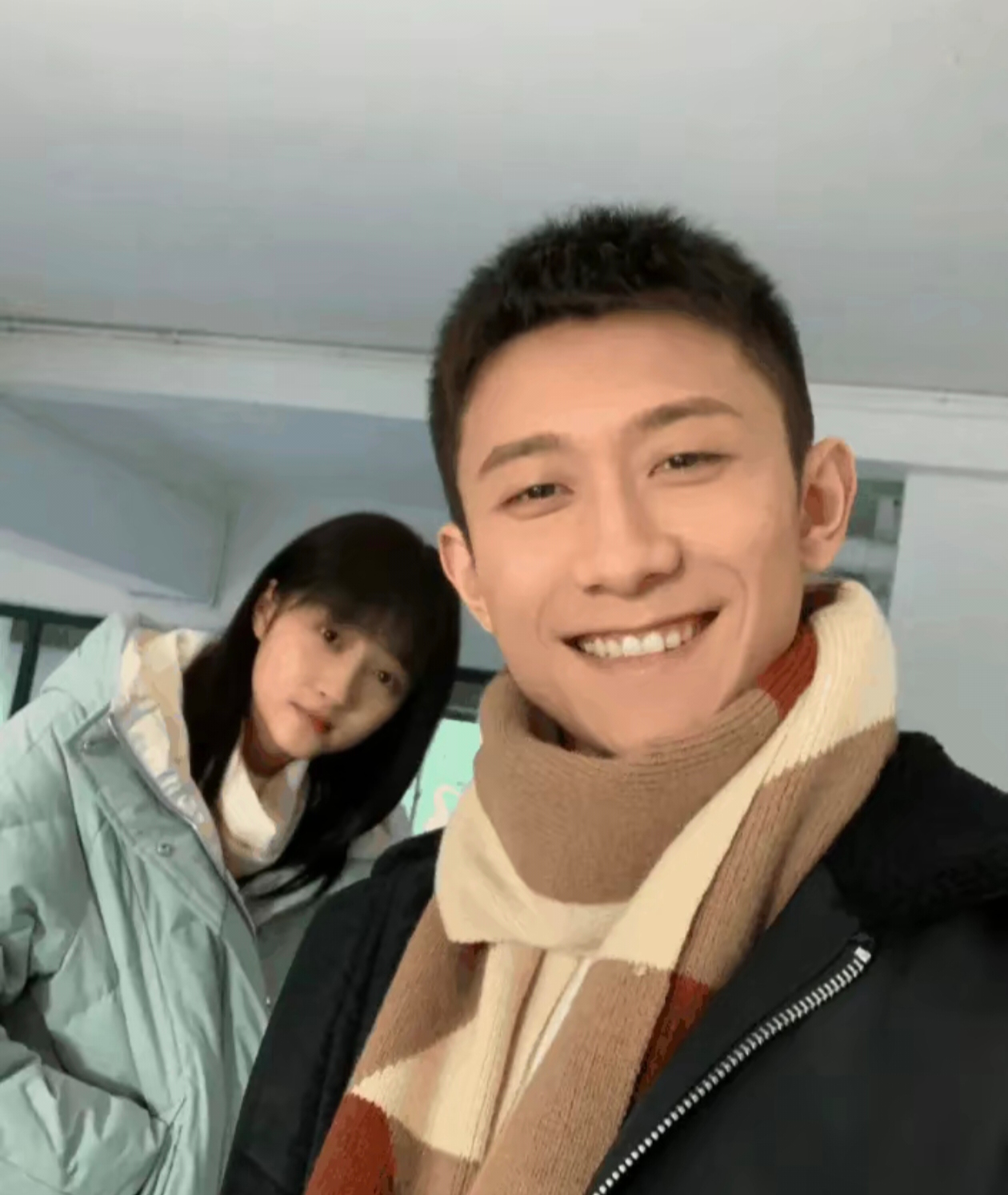 张一山和关晓彤合照了!两人也是青梅竹马?