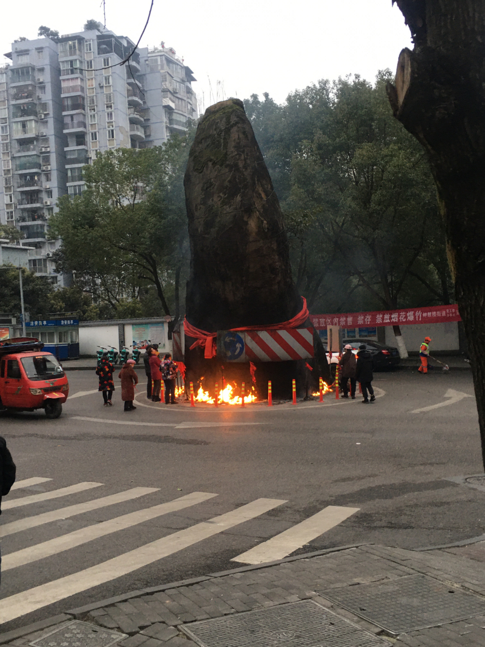 从来无人敢动它 这块石头名叫青龙石,位于重庆市万州区枇杷坪境内