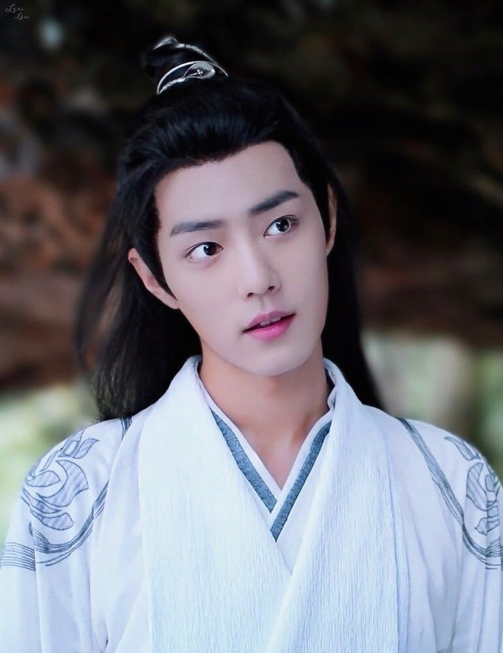 白衣魏无羡,灵动可人, 活泼恣意,一笑便让人如沐春风.