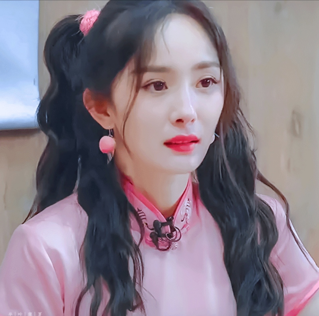 看犹如百变的杨幂,梳着两个古风的长辫子,可咸可甜!#杨幂