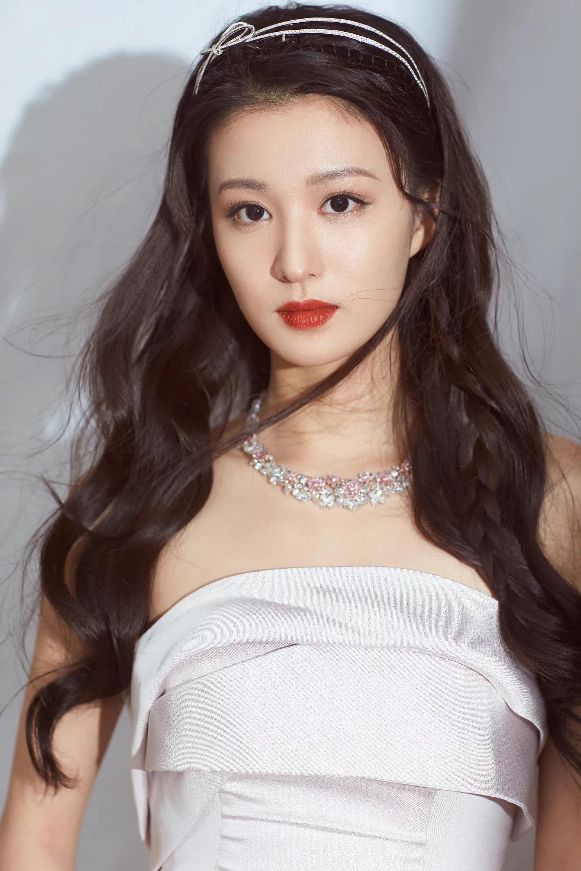 王楚然肌肤胜雪,杨柳细腰,美若天仙