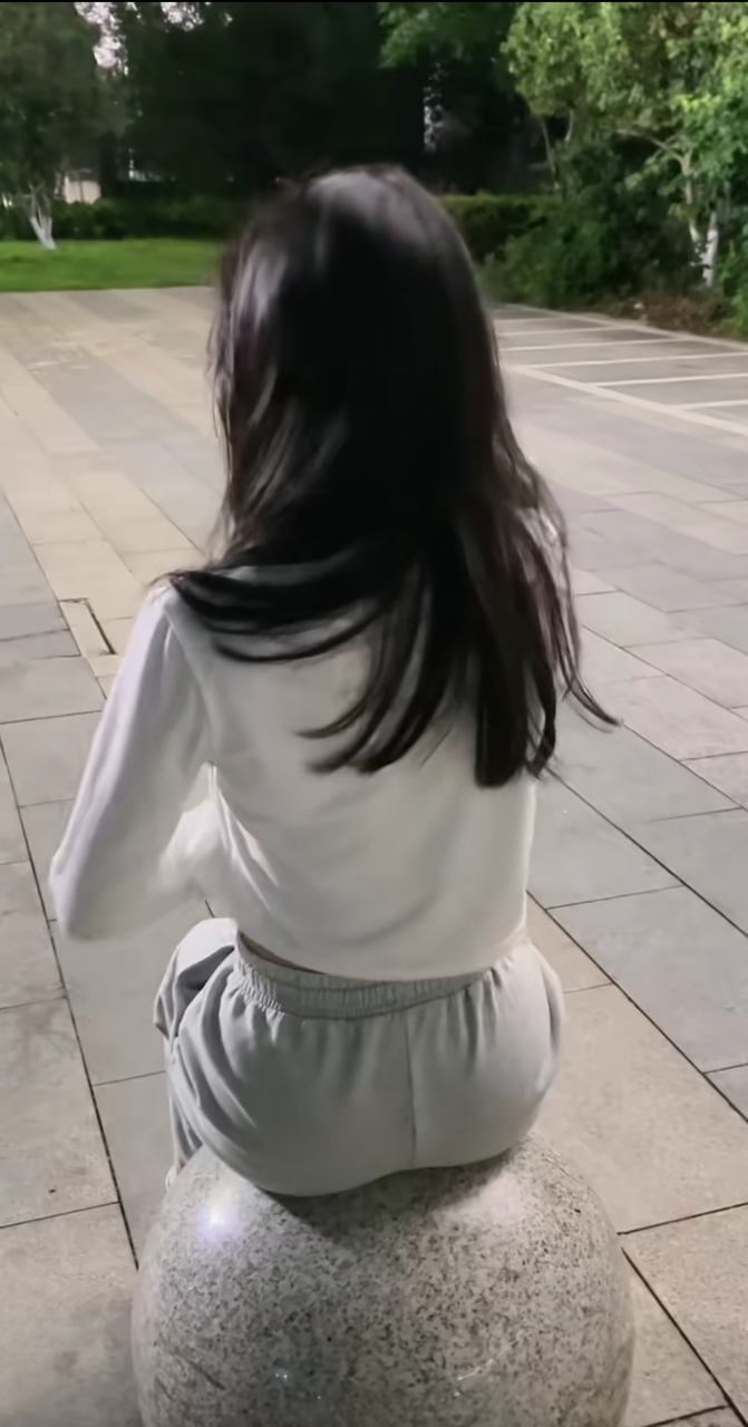 看背影我就知道这样的小姐姐一定很好看.