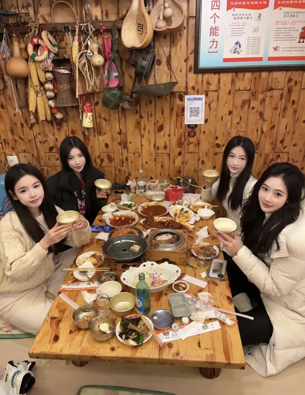 要来和几大美女一起吃宵夜吗?管饱那种