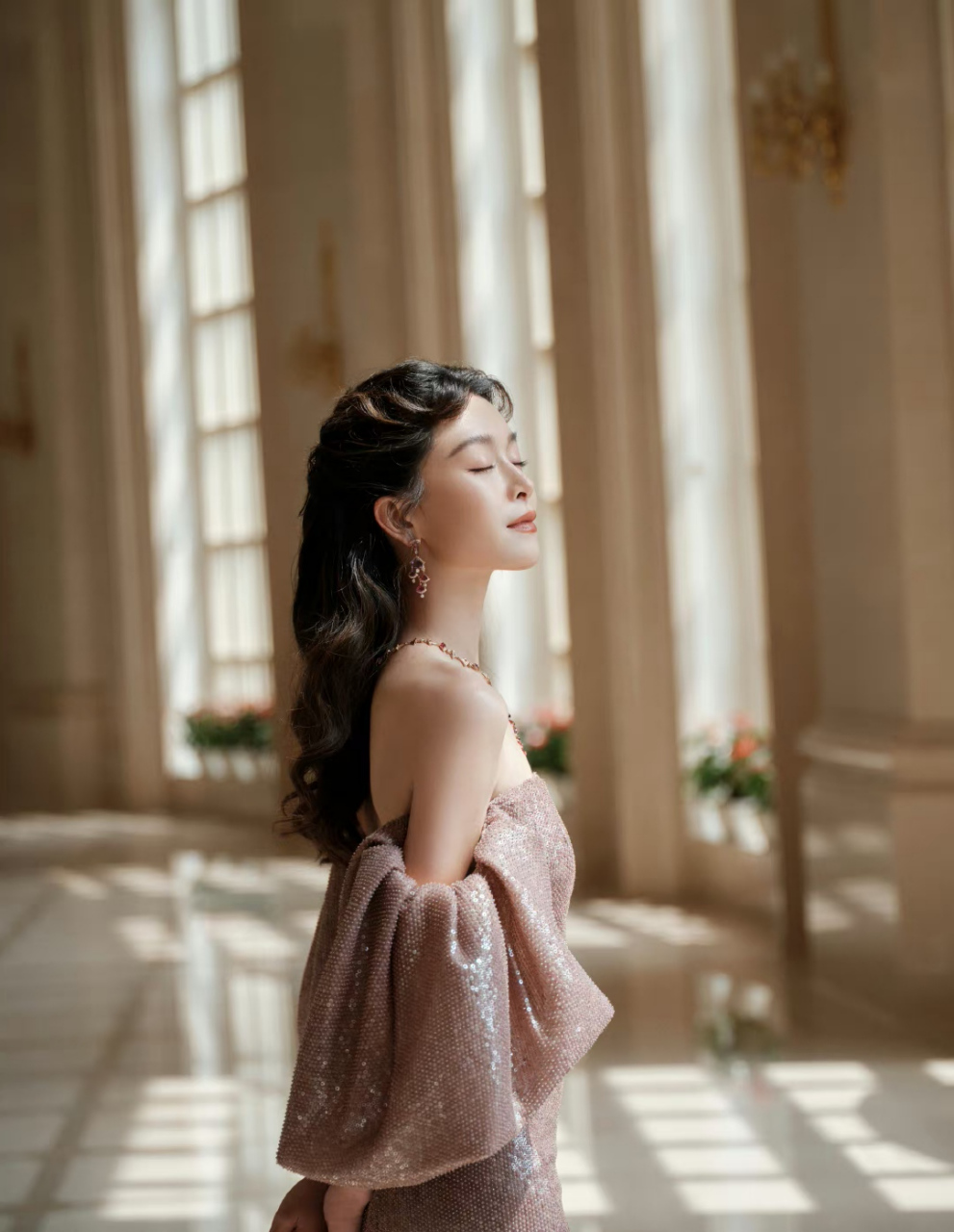 文咏珊# 一袭抹胸高开叉礼裙,肤白貌美的容颜,氤氲迷离,璨若星河
