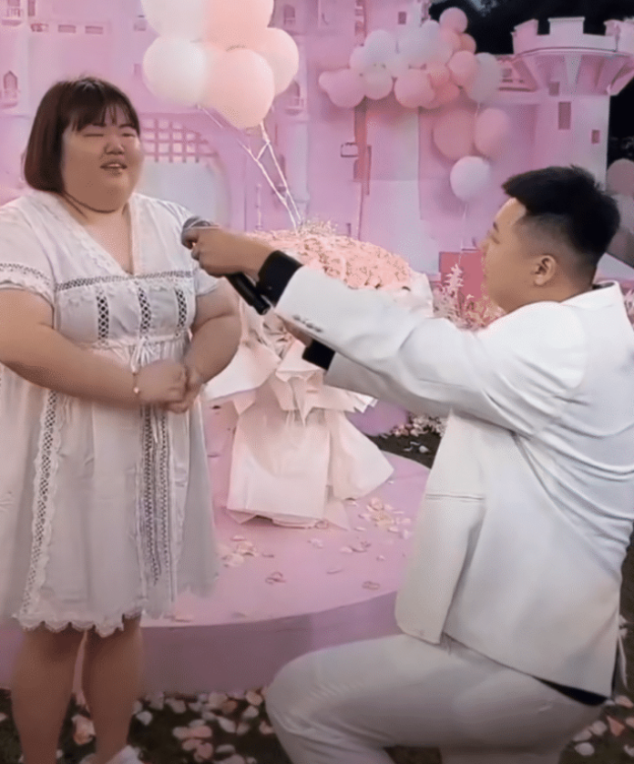 网红大萌宣布结婚,与一米九男友秀恩爱,网友并不看好他们