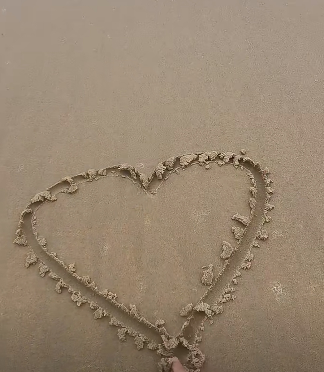 今年李思思可以好好陪伴家人,她看起来也是比较惬意的状态,站在海边