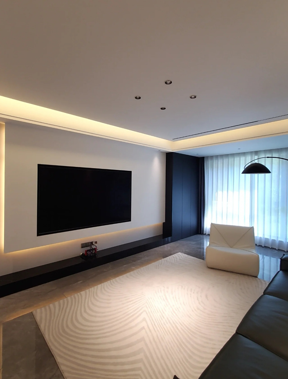 嵌入式电视的现代风格背景墙,厚度9公分,背景墙开槽一圈留灯带,打光在