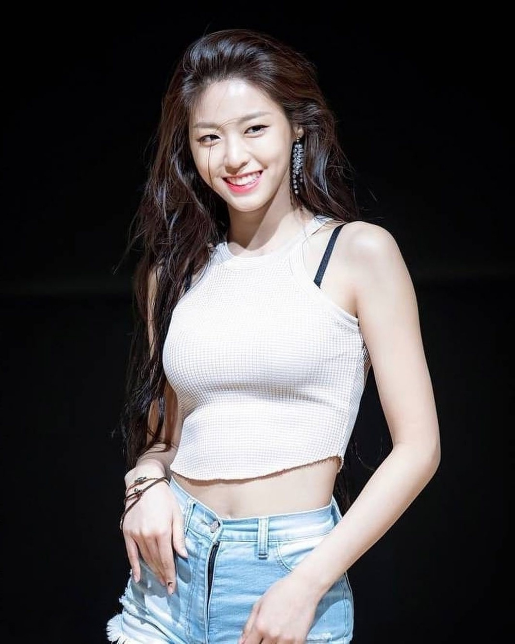 金雪炫# 背心牛仔短裤,清爽怡人