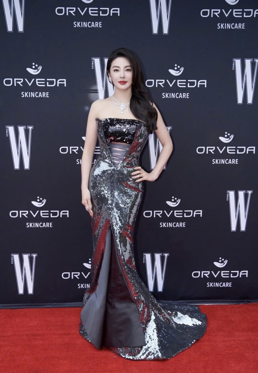 张雨绮参加戛纳红毯气场强大,魅力十足!