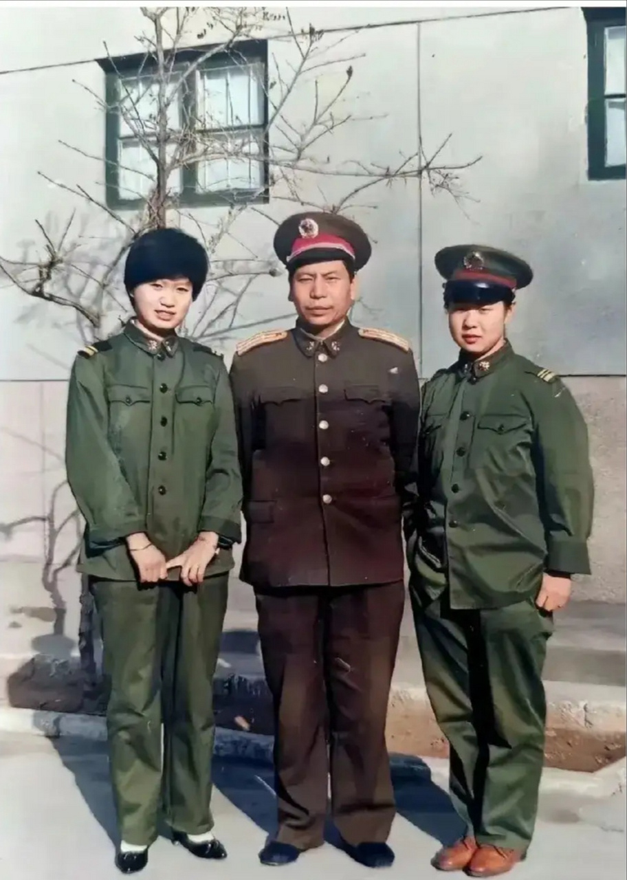 90年代,两位女兵和一位军官的合影.
