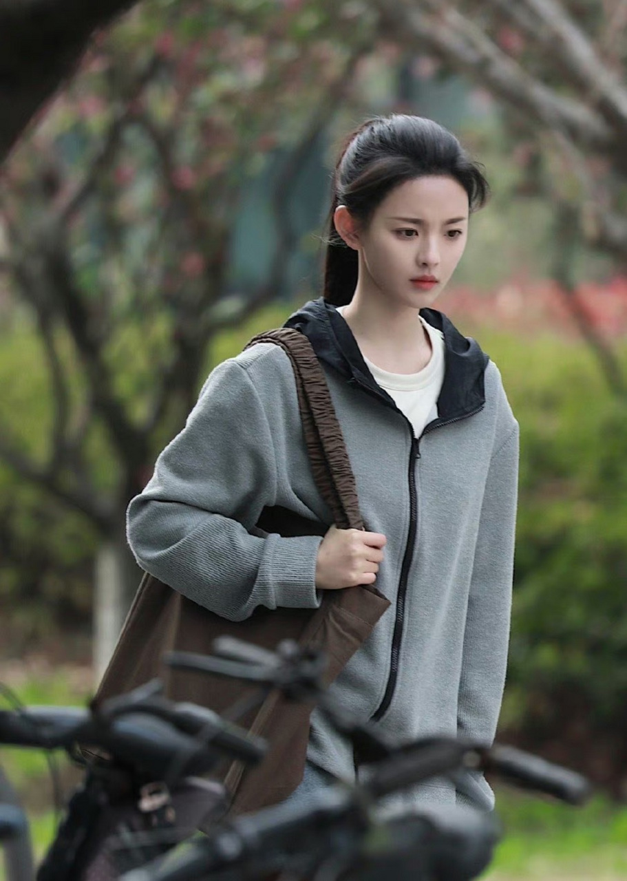 杨超越《如果奔跑是我的宿命》饭拍路透,穿灰色连帽开衫套装内搭卫衣