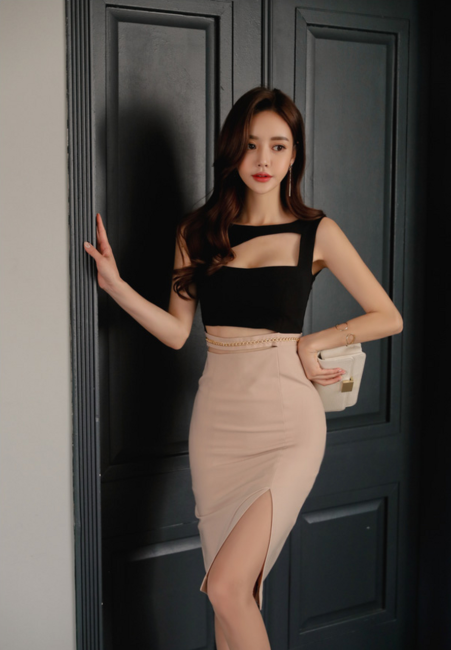 孙允珠,低胸上衣搭配开叉及膝裙,性感撩人#仲夏消暑这样穿# #时尚芭莎