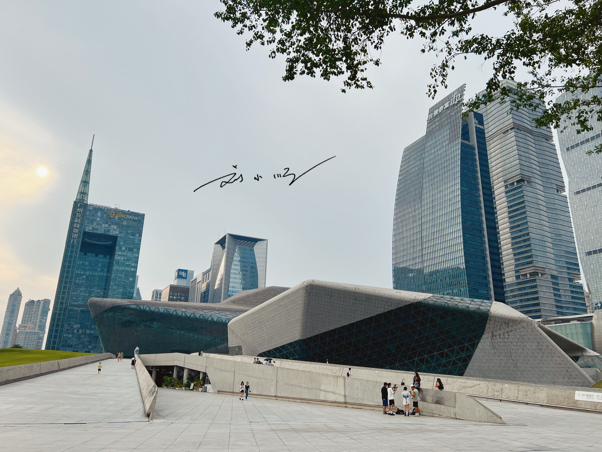 实拍"广州大剧院,建筑外形像巨石,已经成为珠江新城重要地标
