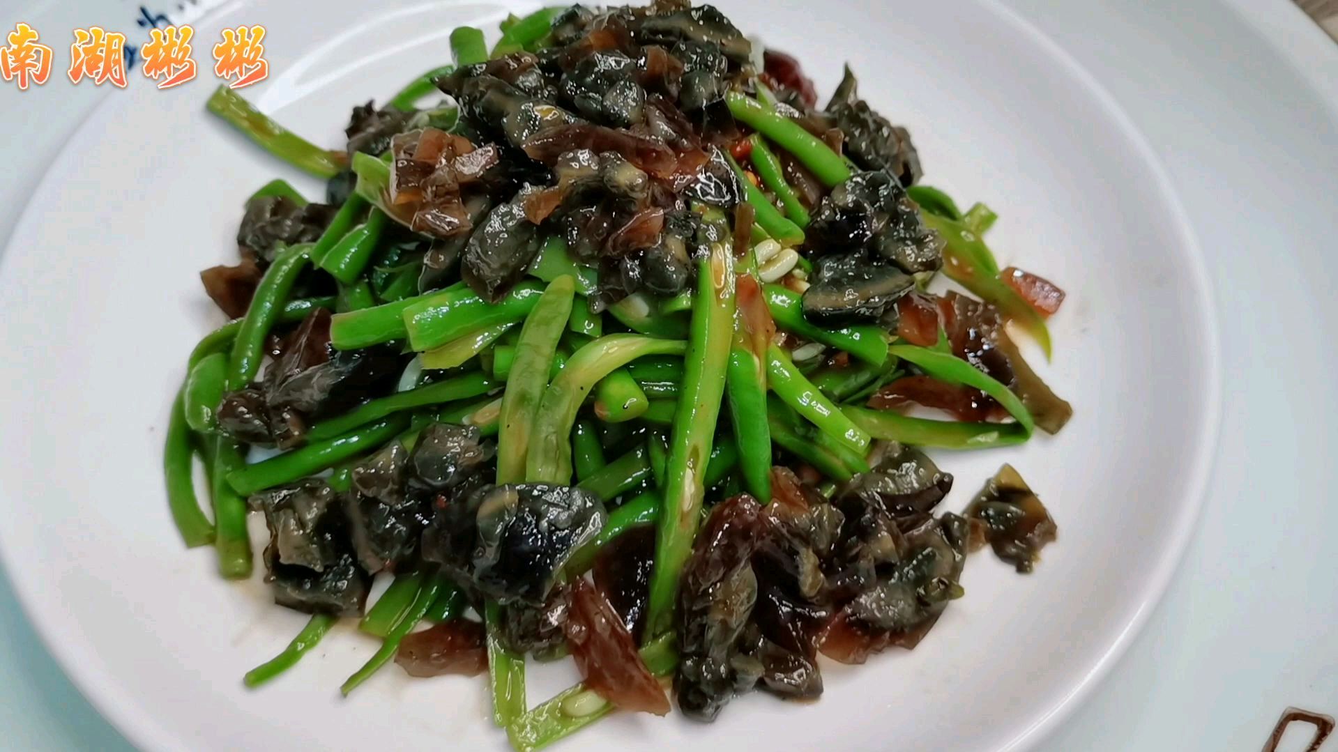 凉拌长豇豆配一点花生酱操作,香味扑鼻,下饭比肉还香