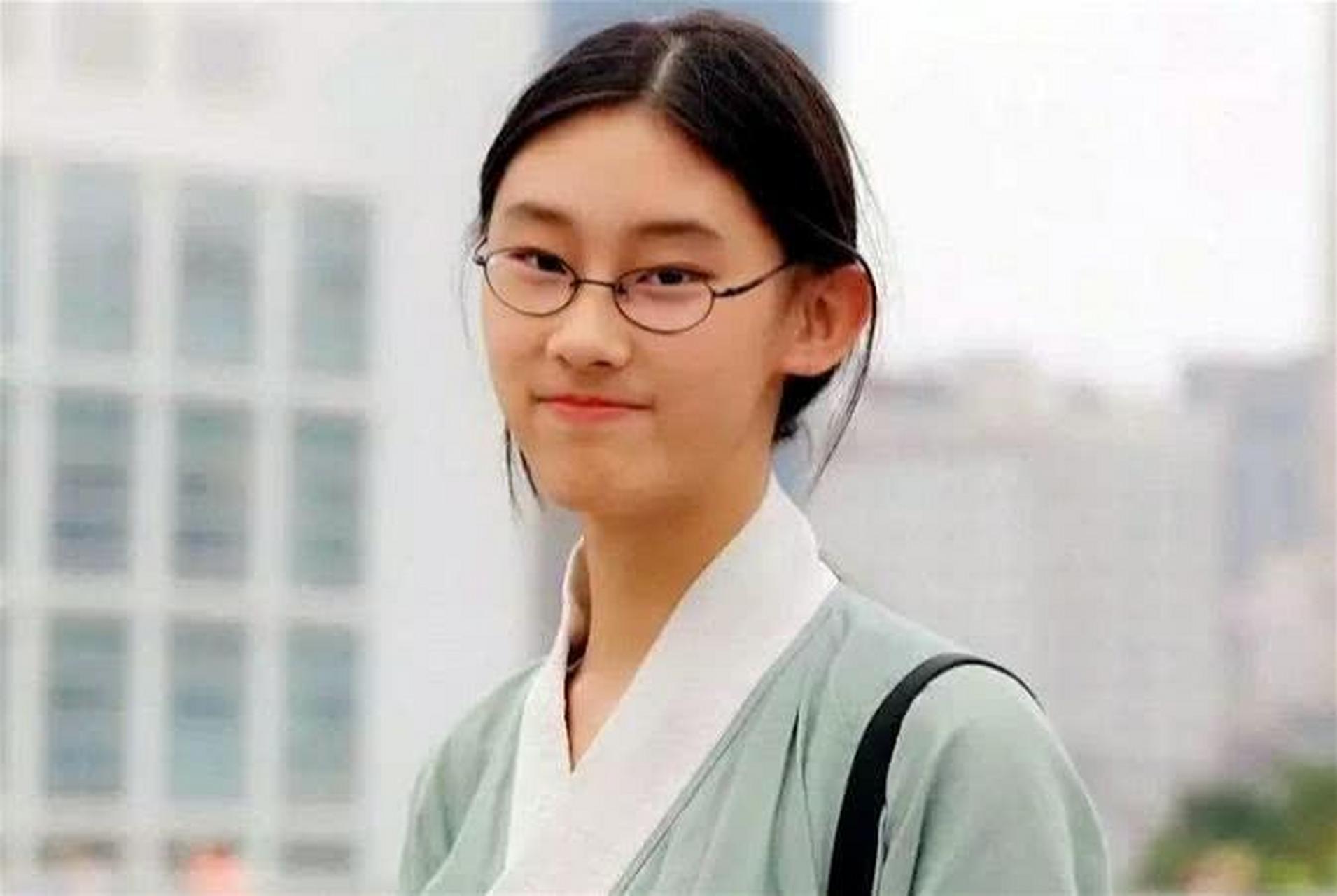 2017年,高一才女武亦姝击败北大硕士彭敏,夺得《中国诗词大会》冠军