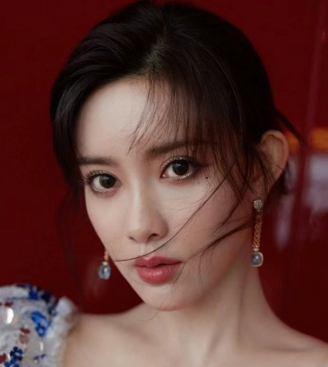 孟子义27岁素颜状态亮片裙装造型妥妥的童话公主!