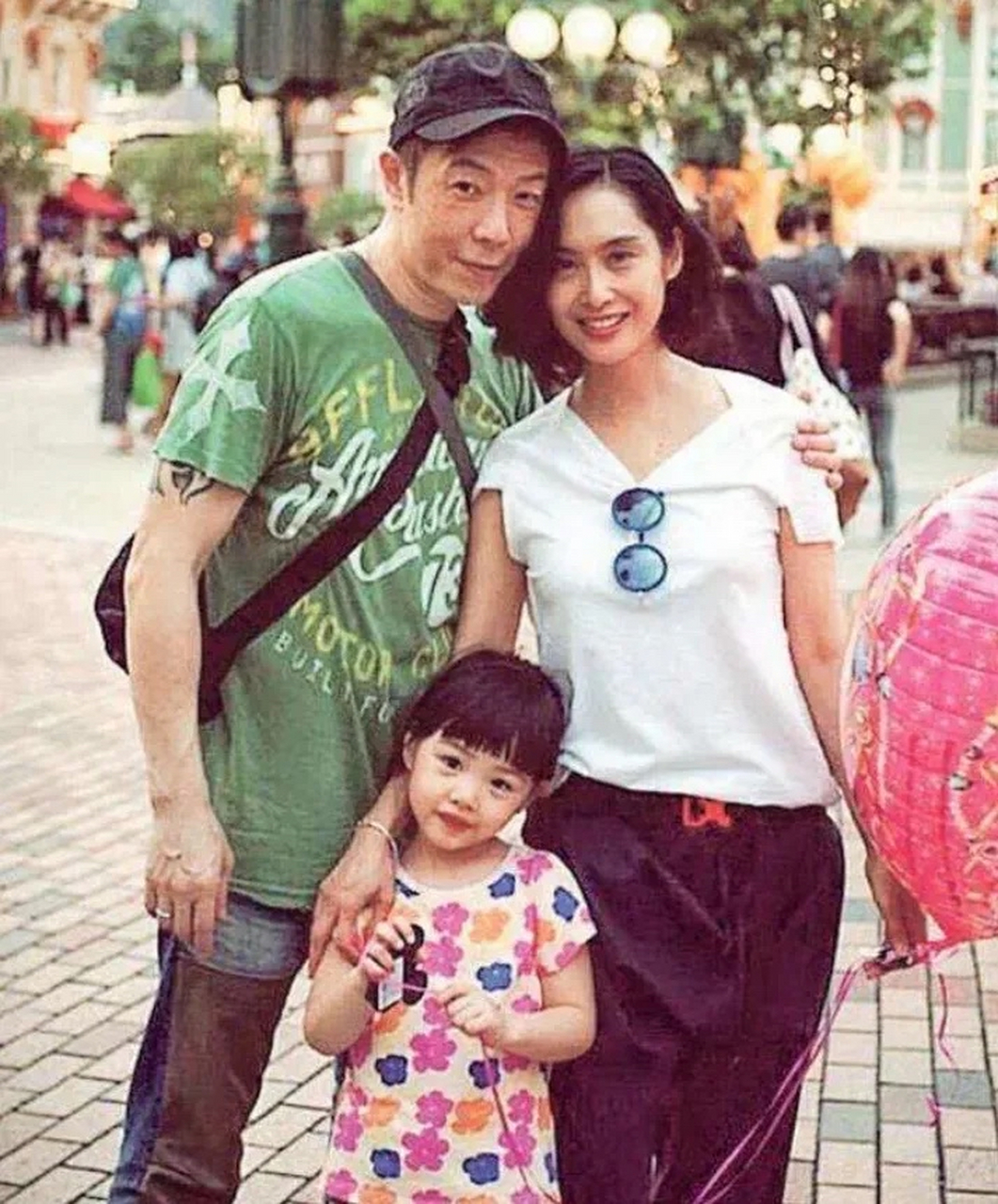 "黄贯中也答应了,但没多久,朱茵却怀孕了.