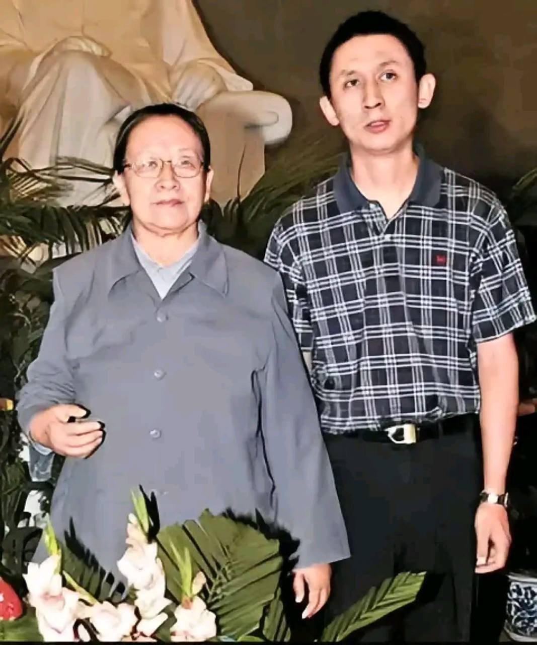 李纳和儿子王效芝,一张罕见的留影,当时的李讷已经七十多岁了,由于患