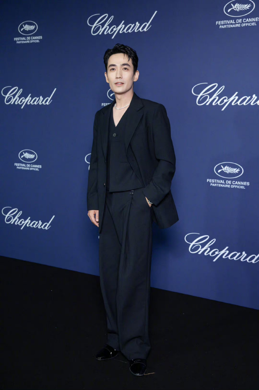 朱一龙戛纳电影节萧邦晚宴,依旧是黑色西装造型,率性简约的龙哥.