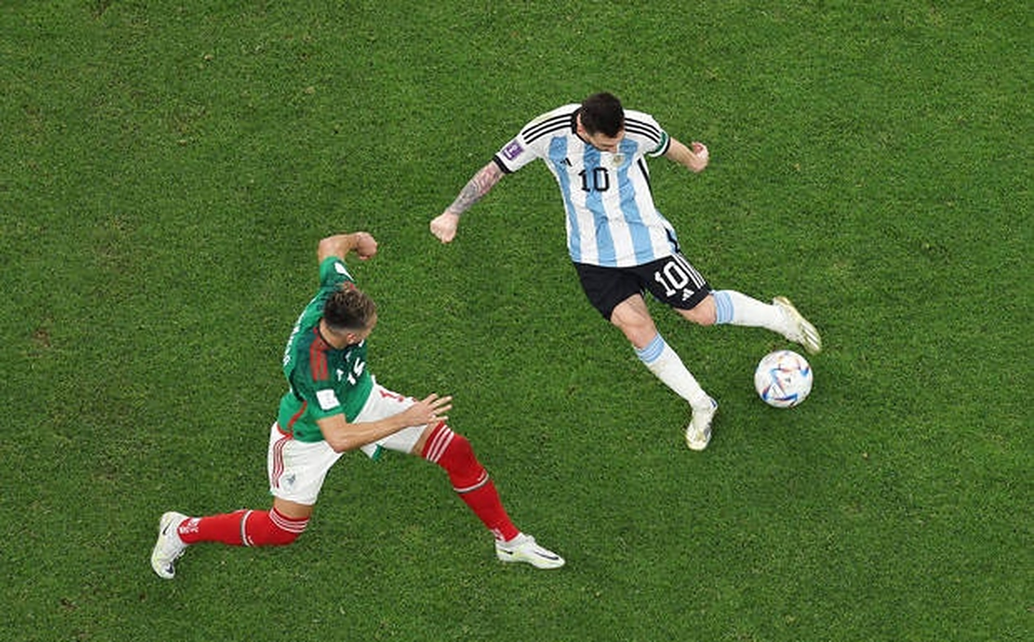 高清图:阿根廷2-0墨西哥 梅西激情狂奔庆祝进球#动态创作月