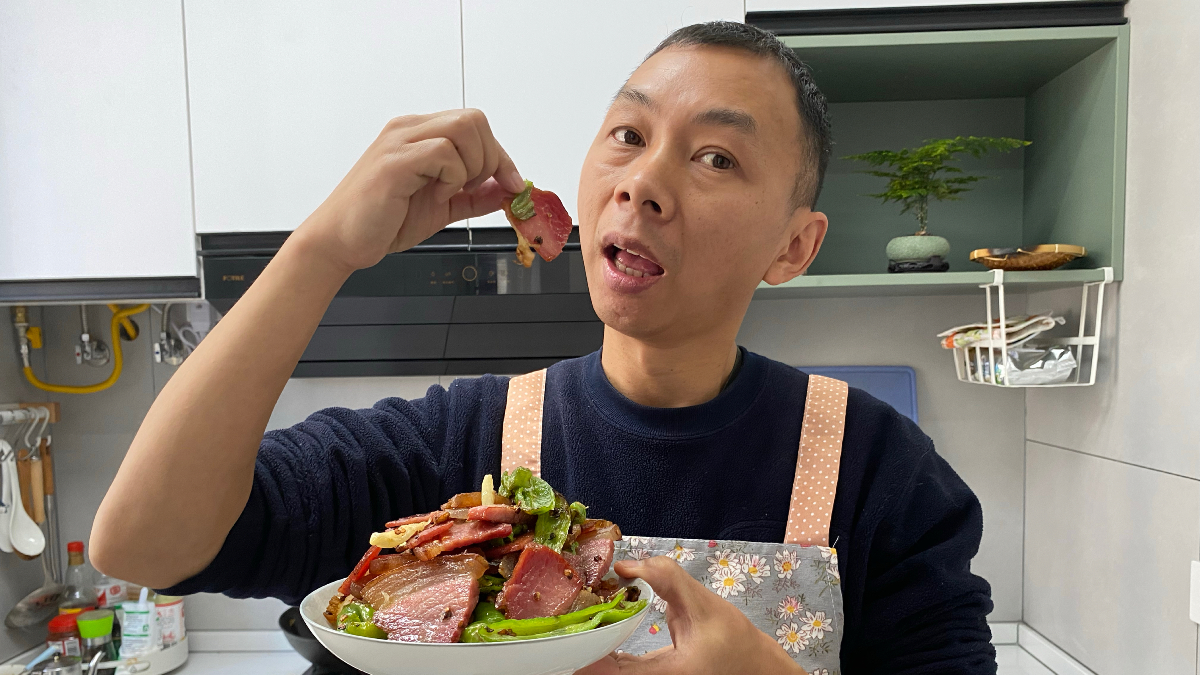 炒腊肉别直接下锅炒,这个步骤不能少,不然腊肉又硬又咸