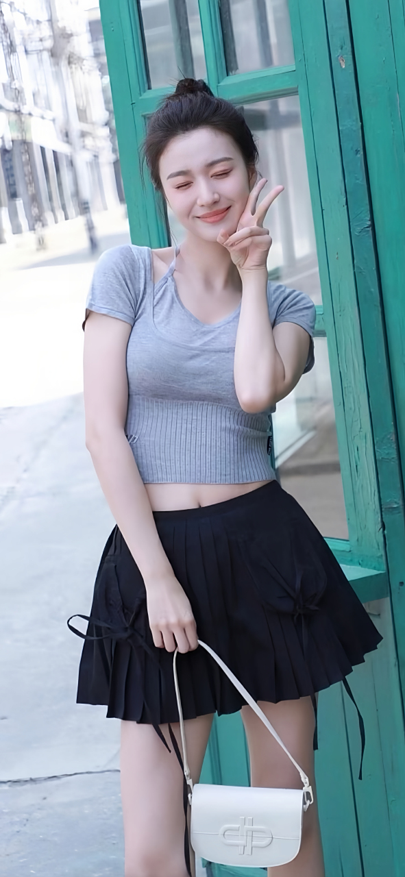 王楚然超短裙露脐装秀完美身材