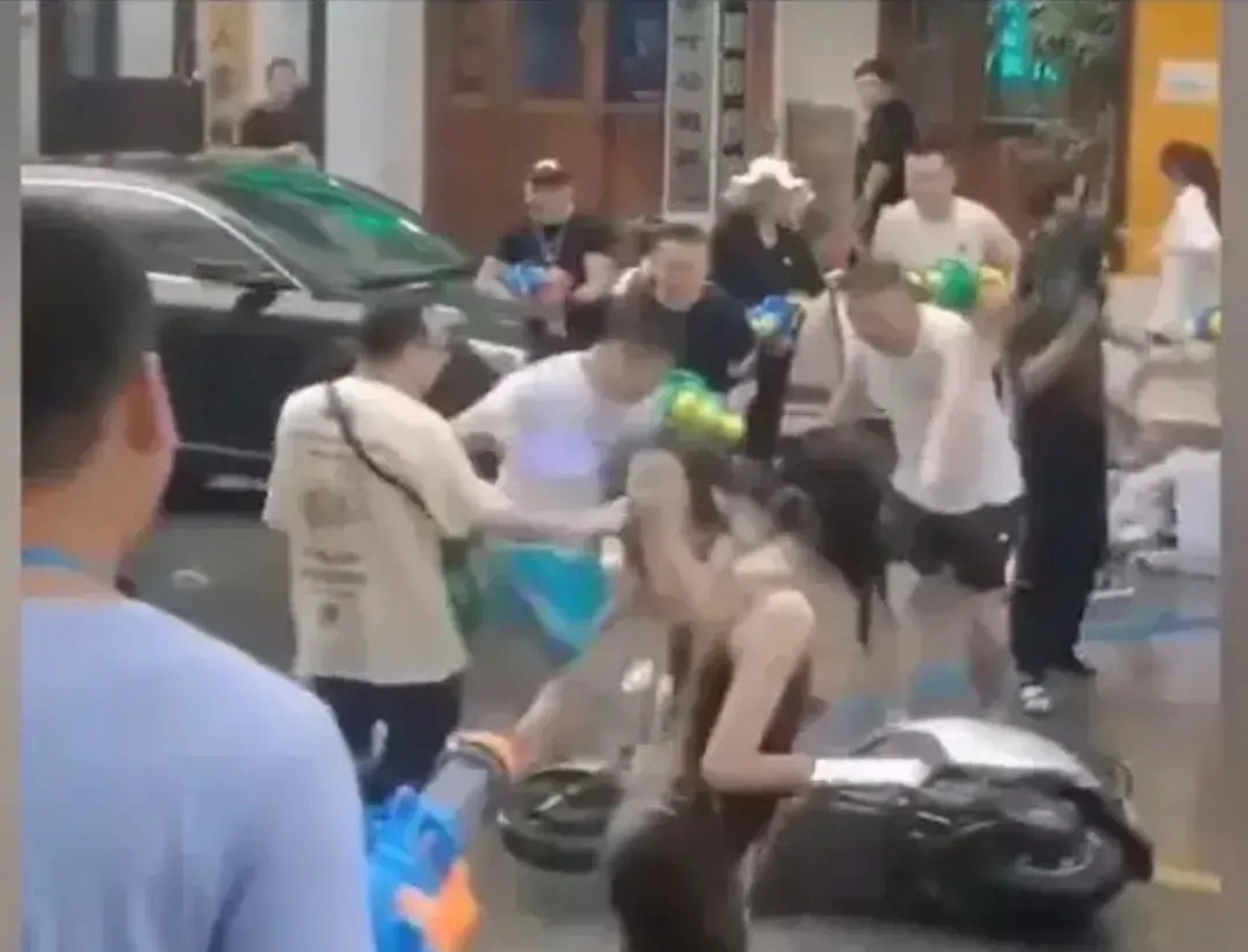 耍流氓真正的流氓行为,一个好端端的泼水节失去了它的意义!