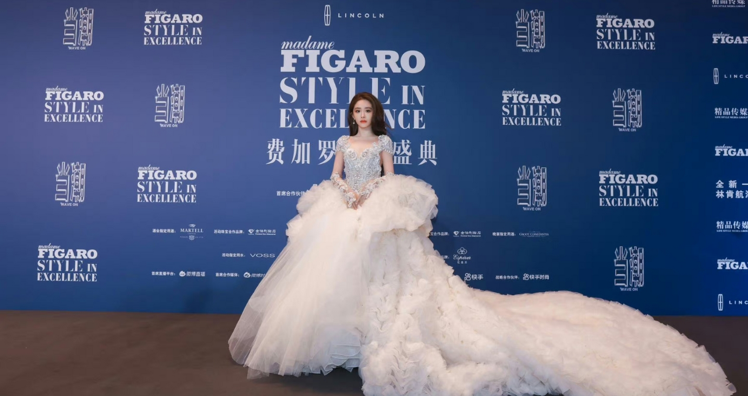 喻言在费加罗风尚盛典上,一套银白色透视礼服加白色拖尾简直美爆了好