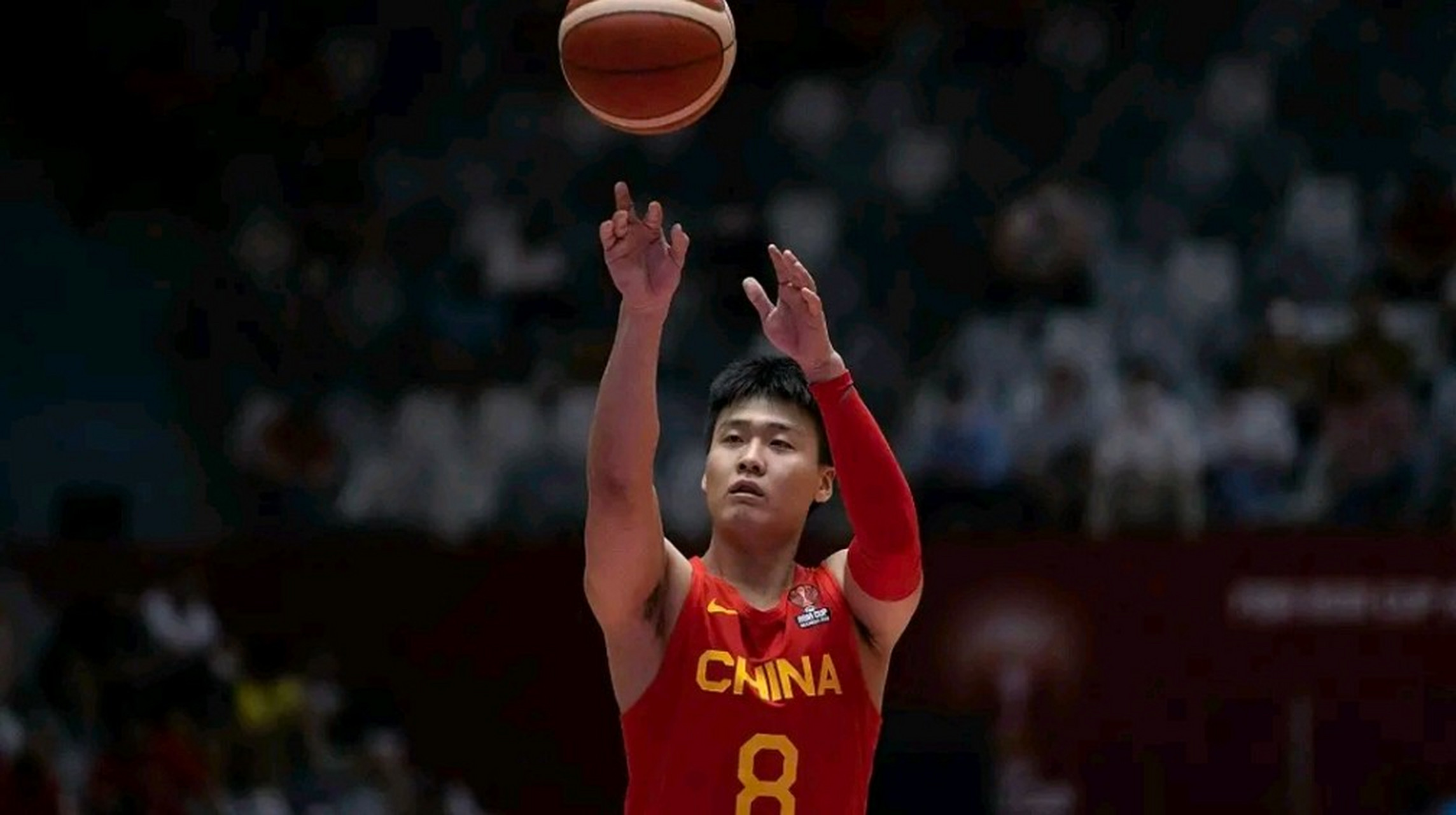 赵睿半场比赛投篮9中5,得到11分2篮板3助攻