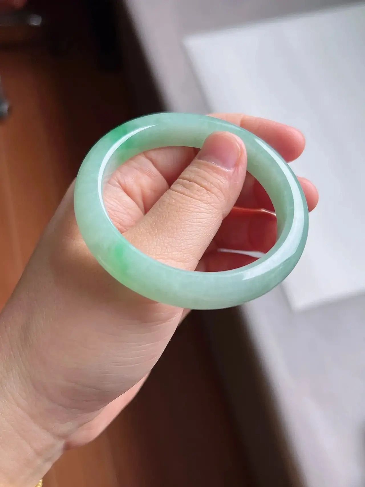 满绿正圈无纹裂翡翠手镯