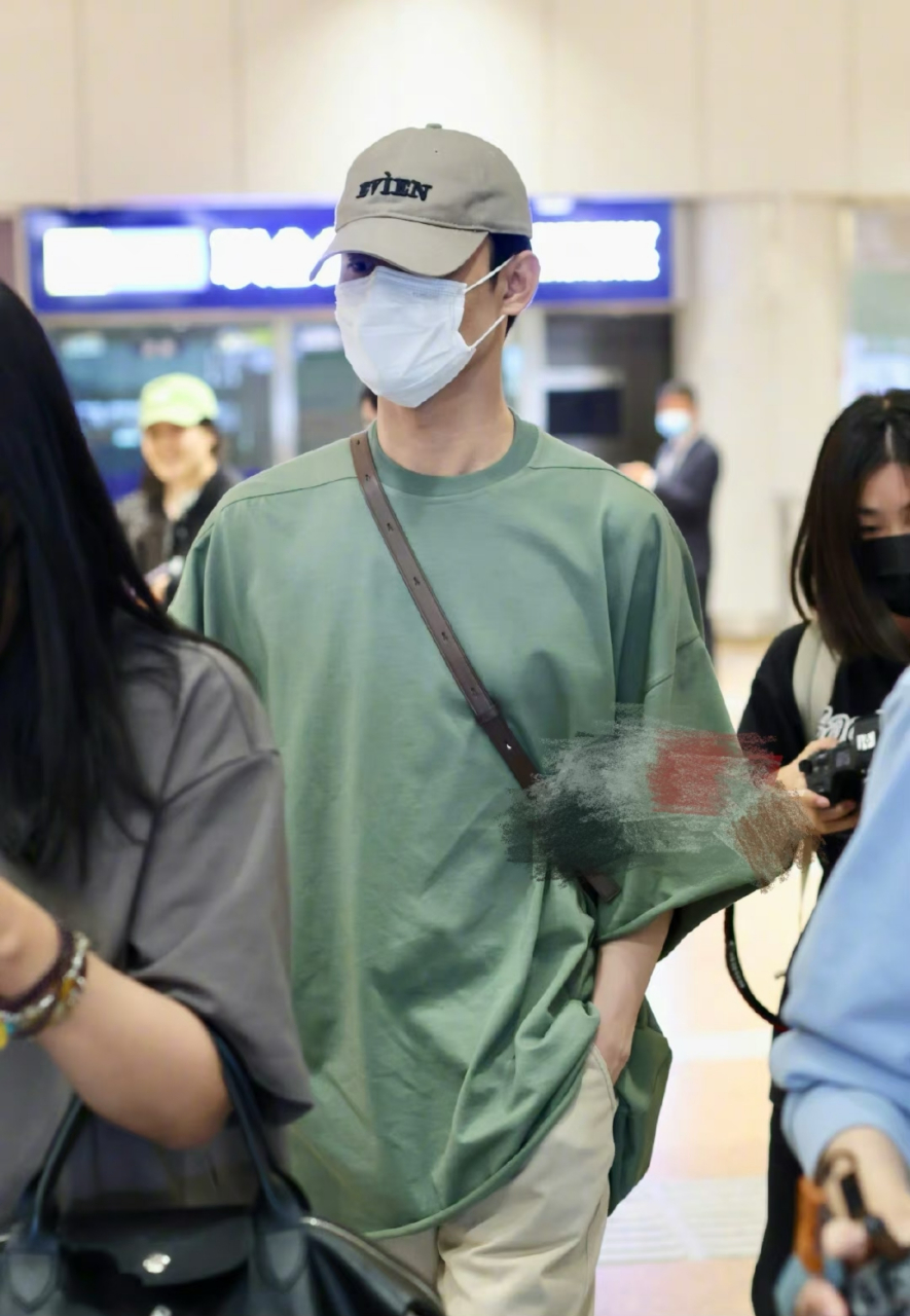 王凯机场路透曝光# 24日,演员王凯现身北京机场被偶遇,他一身休闲