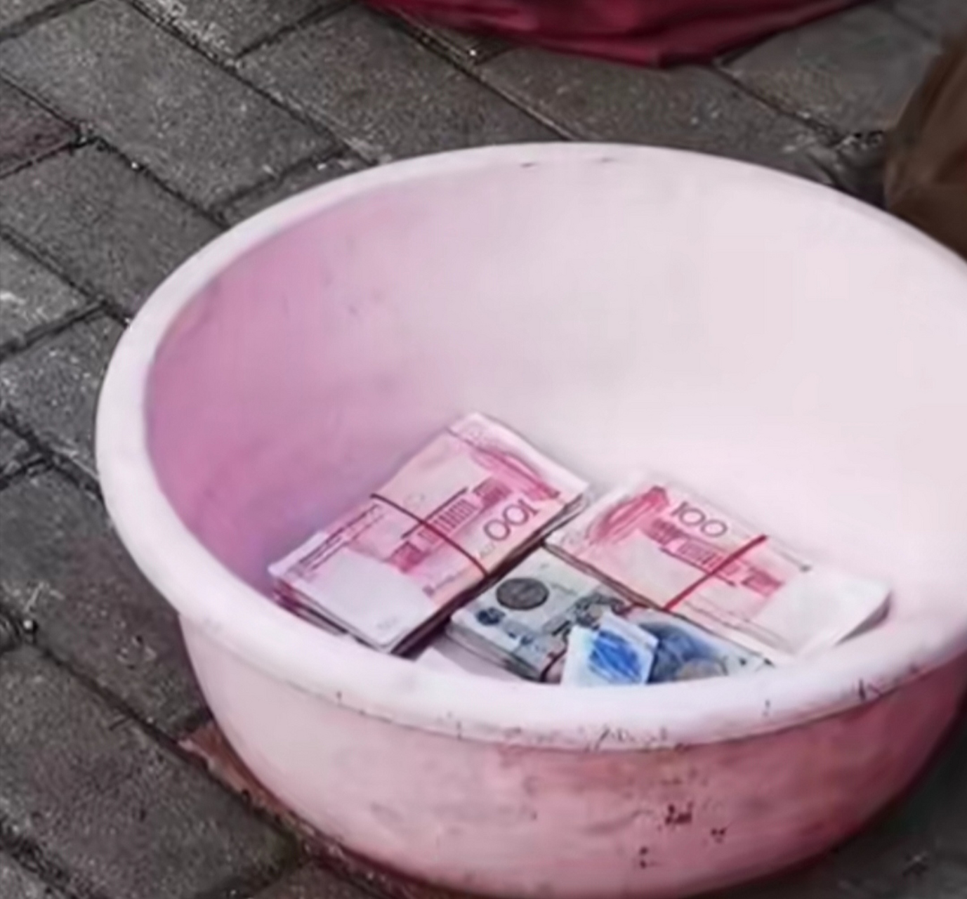 男子在街边乞讨,盆子里居然放着两捆百元大钞,他真的不是在炫富吗?