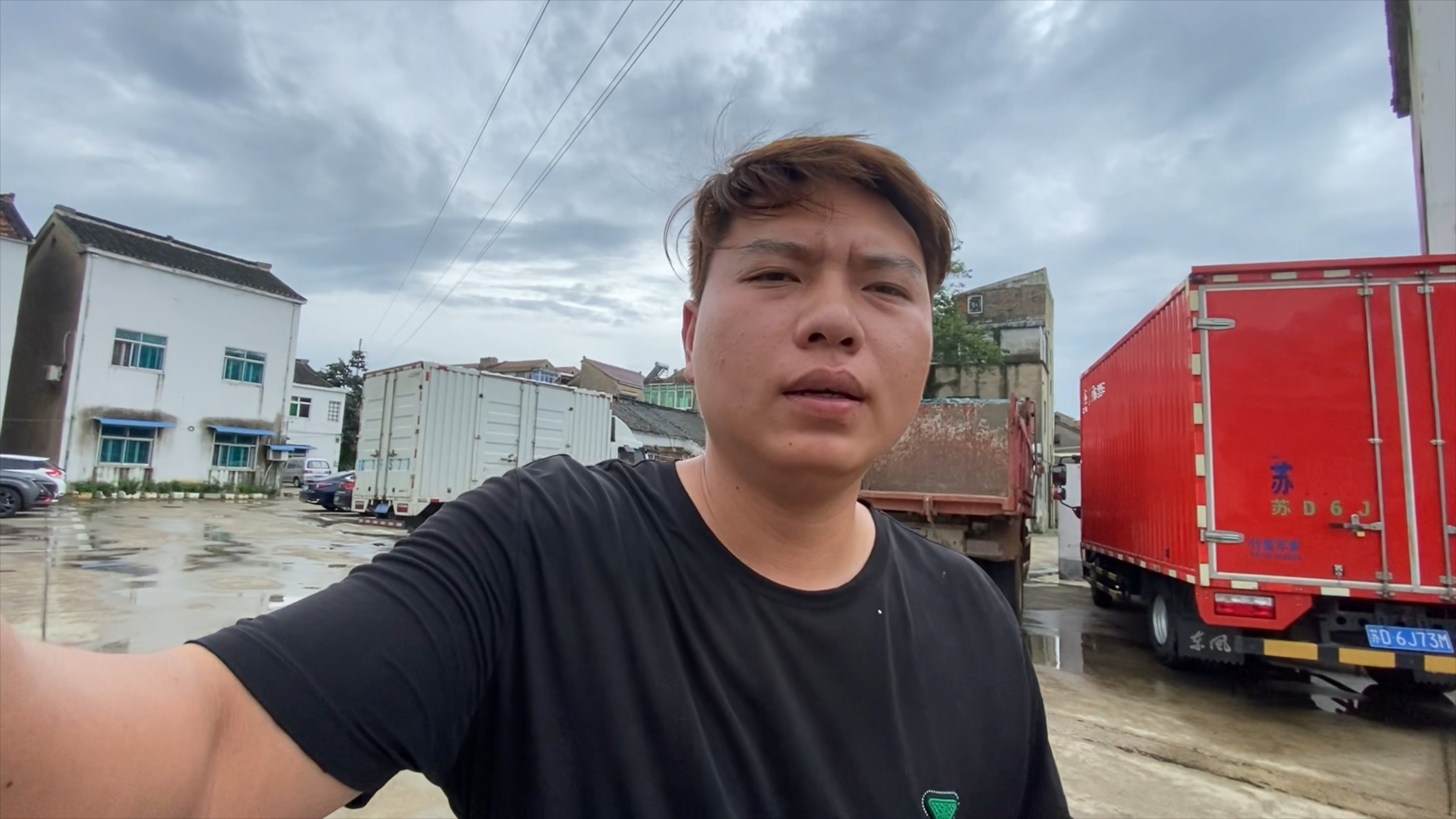 小伙去二手市场捡漏,原价4000多的冰柜现在才600块?这也太划算