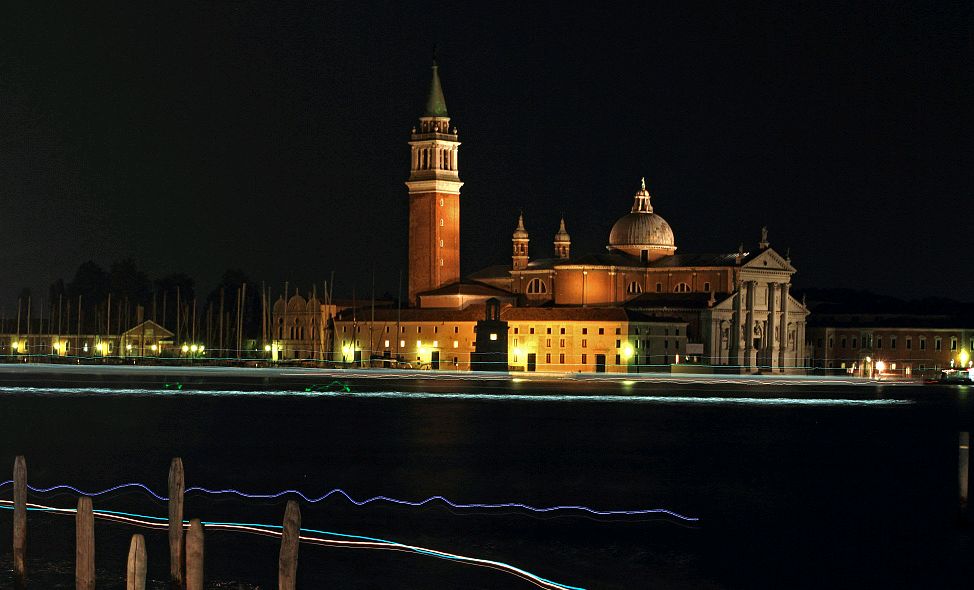 上海普陀威尼斯小镇夜景好比一幅优美的画卷