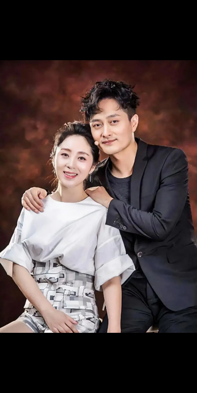 这是一对令人羡慕的恩爱夫妻,云飞和郭津彤,他们相识于《星光大道》