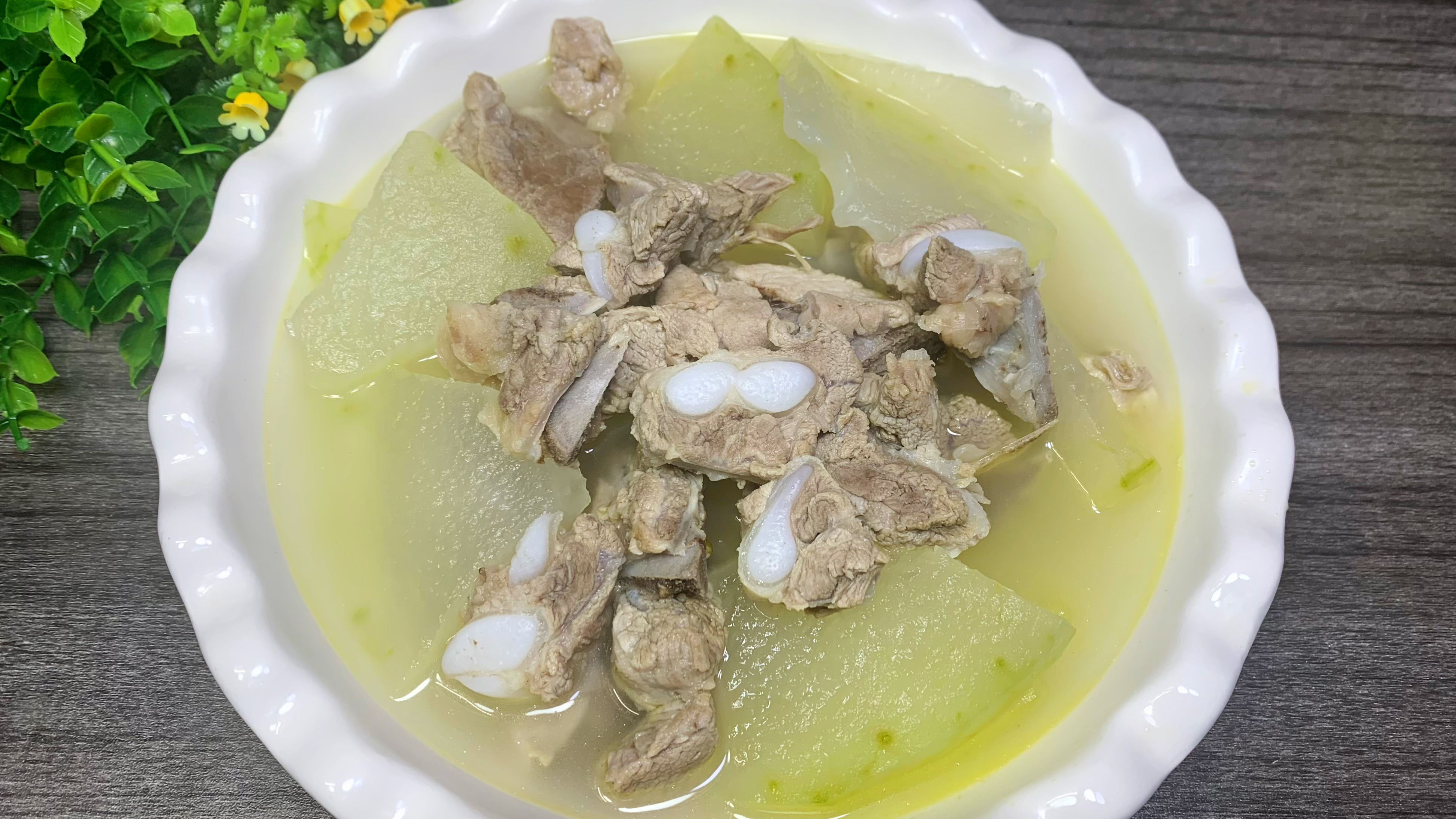 你冬瓜排骨汤最简单的做法,汤鲜味美,肉嫩软烂,营养丰富又好喝