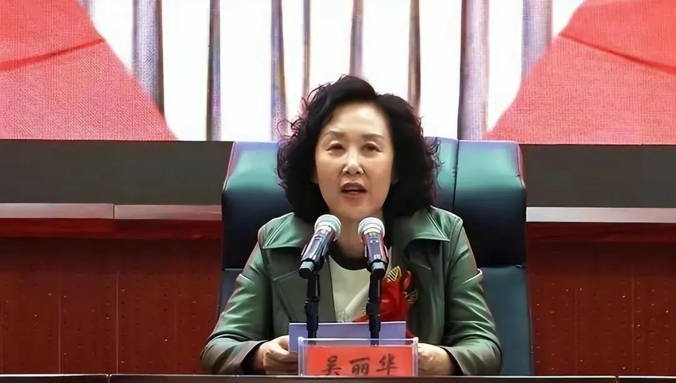 不是在开房,就是在开房的路上,这几是甘肃庆阳市的县委书记吴丽华.  