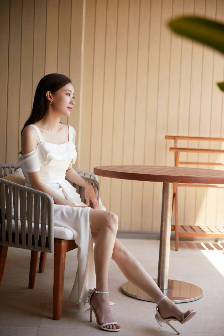 张小斐# 一字带高跟鞋,展露香艳的美腿玉足