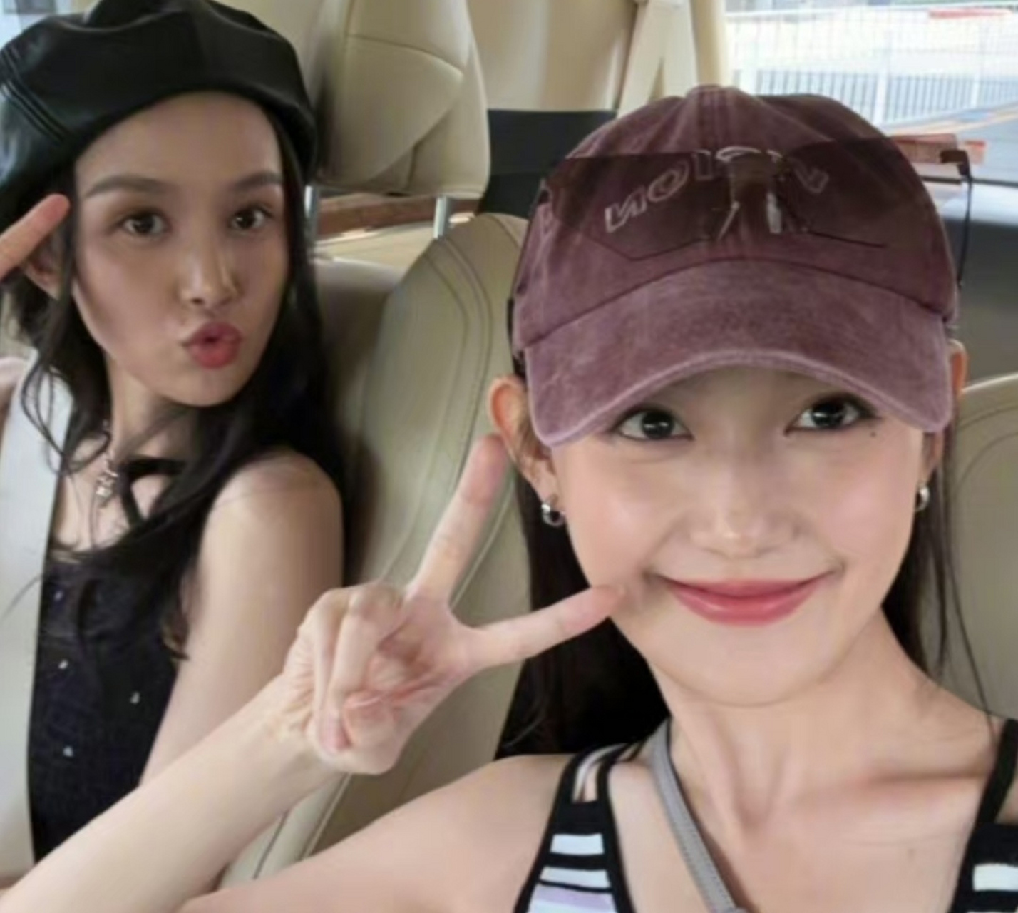 蒋依依和闺蜜一起打卡游乐园,姐妹俩自拍照颜值养眼,生活里的小蒋非常