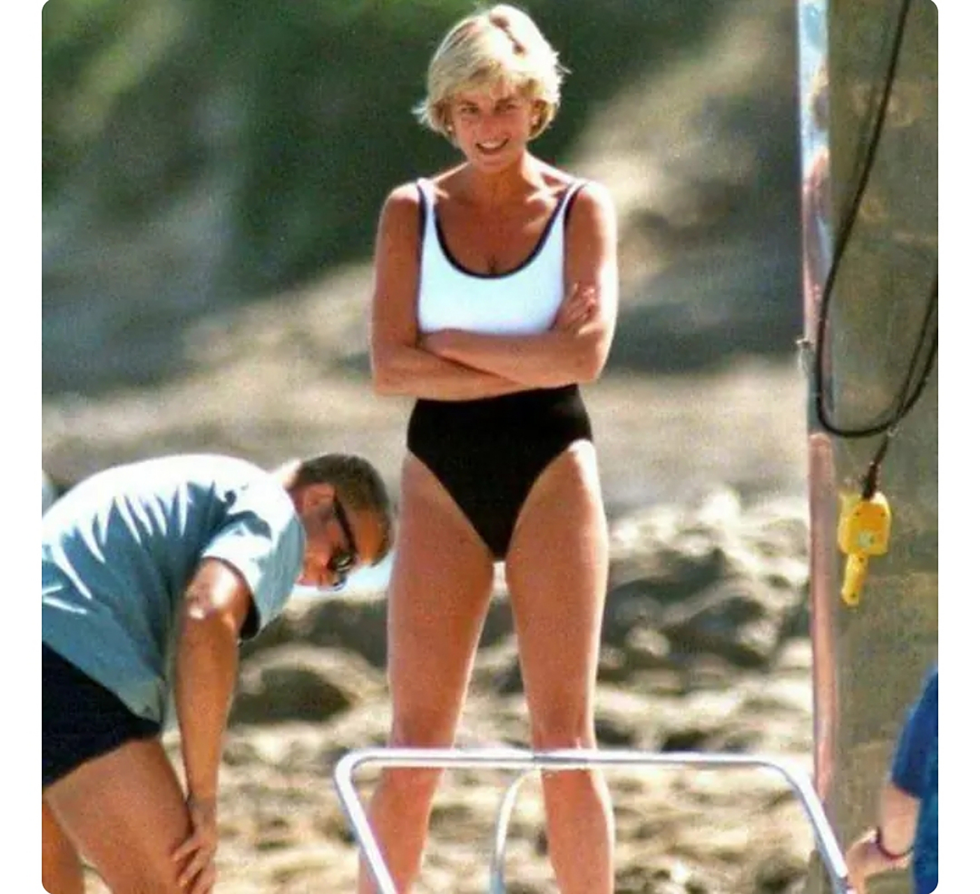 戴安娜王妃泳装照,黑白相间的泳装凸显她的好身材!