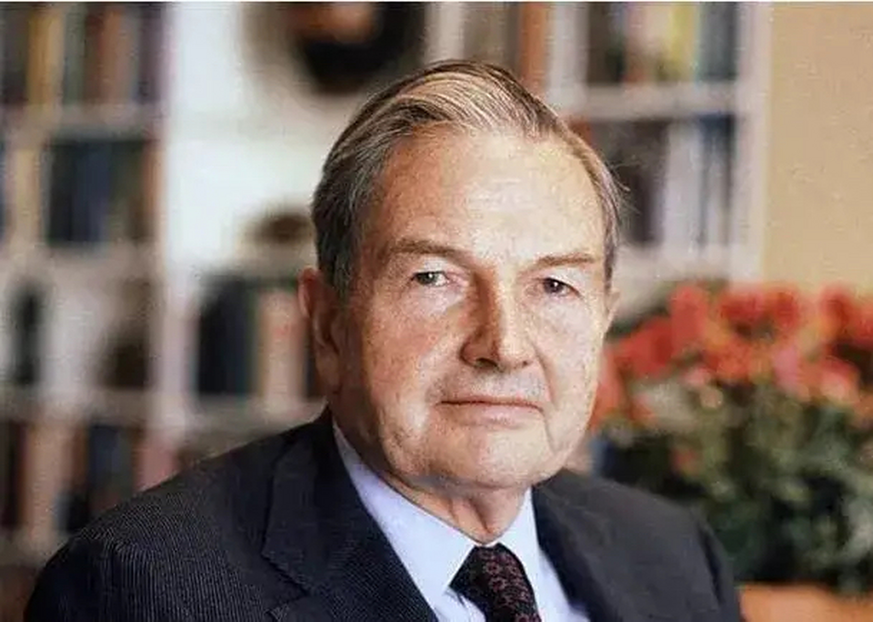 洛克菲勒,有一次带他的小孙子爬梯子玩,可当小孙子爬到不高不矮(不