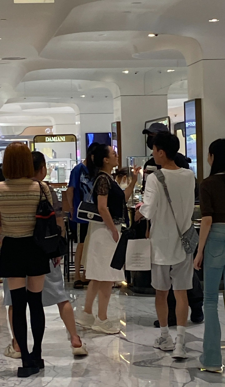 有网友偶遇陈飞宇和妈妈陈红北京逛街,红姐扎高马尾,穿黑上衣白裙子