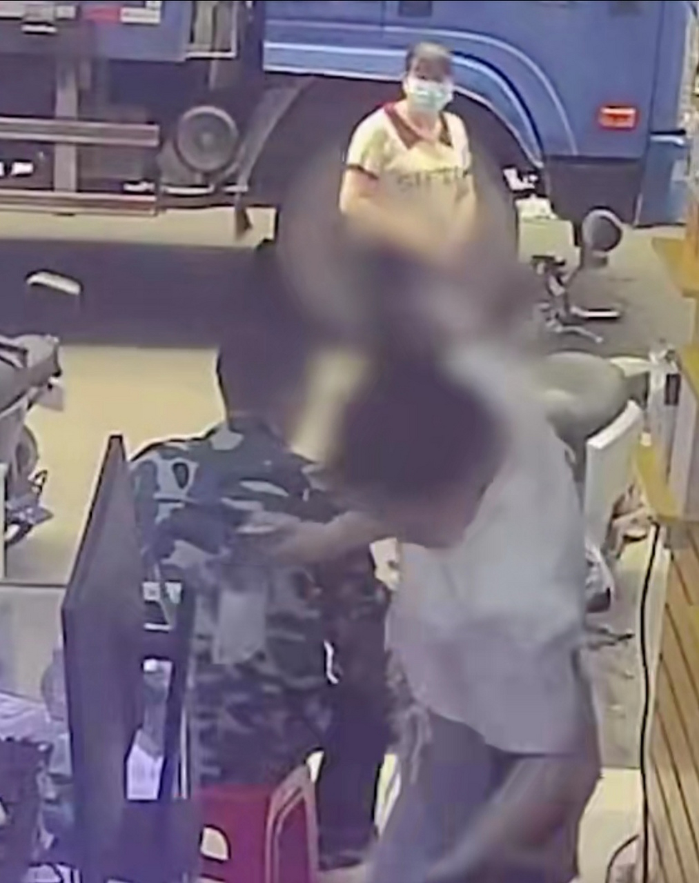 5月16日,广东一男子偷偷用打火机点燃一旁打电话女子裙边,女子起初并