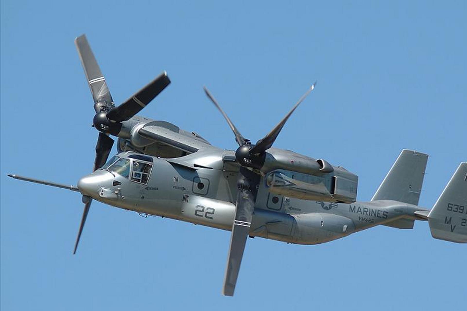 刚刚,一架美国v—22鱼鹰运输机,在澳大利亚达尔文北部的脱维群岛坠毁.