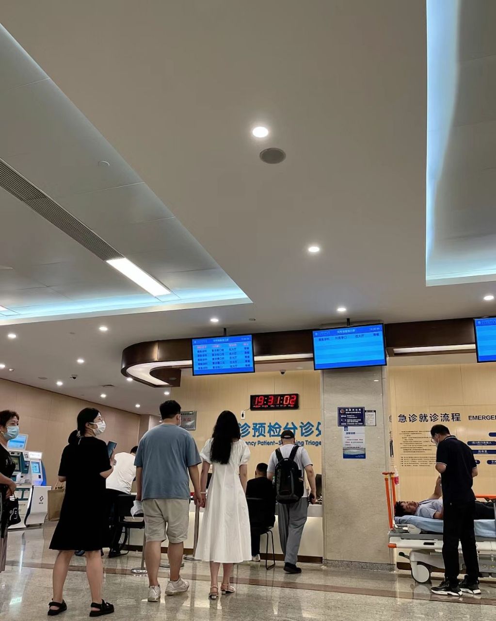 陪朋友去医院,在走廊里看到这个就顺手用手机拍了下来,回来用了一两个