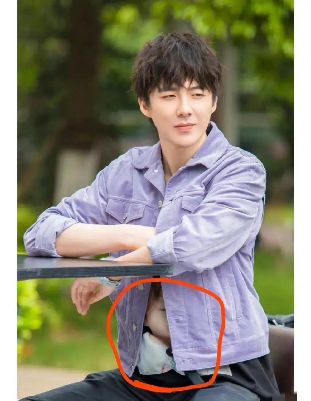 哈哈哈~~原谅我不厚道的笑了~~ 传下去刘宇宁肚子里藏小孩了~~ 看看