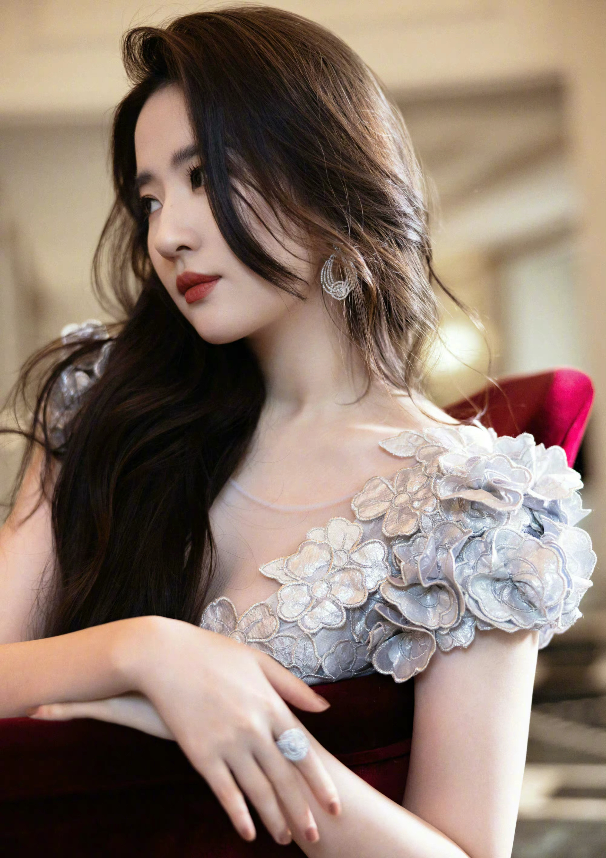 刘亦菲巴黎看秀造型曝光!看到神仙姐姐状态后,网友直呼美到心坎